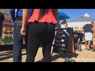beautiful and chubby ass in leggings secretly look after the girl in the crowd)
